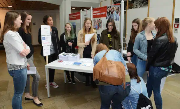 Katrin Knorr und Kathrin Lichte vom Servicecenter Zuwanderung des Kreises und Jada Simmons, Miriam Wimmer, Jana Resulaj und Ayse Ulutürk vom Aldegrever Gymnasium unterstützten die Rallyeteilnehmer (v. l.) - Foto: Franca Großevollmer/Kreis Soest.