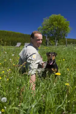 Ranger Andreas Vogt und Anton freuen sich auf die Wanderung (Quelle: Sauerland-Höhenflug).