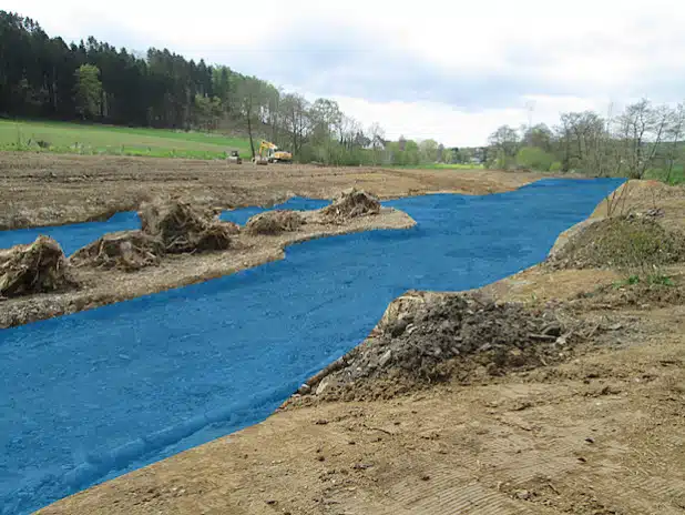 So füllt sich die neue Flutrinne an der Möhne bei Warstein-Sichtigvor bei Hochwasser (Foto/Montage: Philipp Büngeler/Kreis Soest).