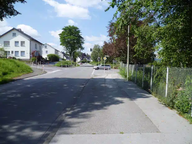 Der Schwarze Weg in Warstein (K 69) erfährt auf einer Länge von 730 Meter bis zum Jahresende eine Runderneuerung. Folge ist eine Vollsperrung für den gesamten Verkehr, Anlieger ausgenommen. Die Baumaßnahme ist in zwei Bauabschnitte unterteilt (Foto: Thorsten Brauer/Kreis Soest).