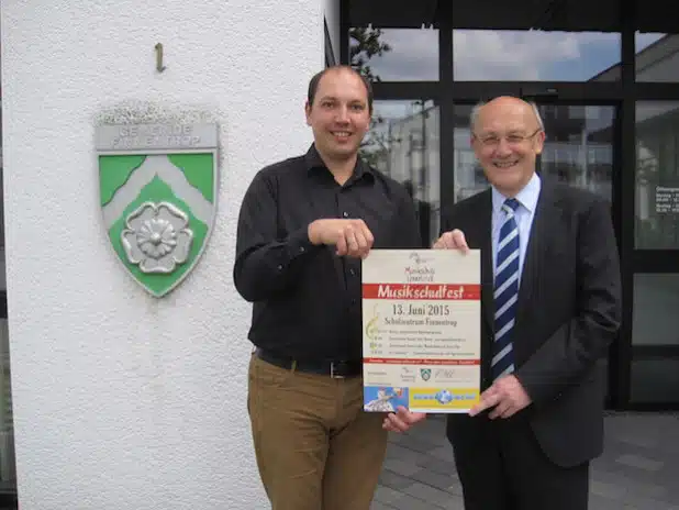 Bürgermeister Dietmar Heß (r.) und Musikschulleiter Martin Theile freuen sich schon auf das Musikschulfest - Foto: Musikschule Lennetal e.V.