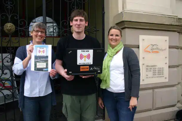 Büchereileiterin Gudrun Völcker (l.) freute sich mit Julian Bogdanski (Freifunk Iserlohn) und Daniela Kunert (Stadtwerke) über die Serviceverbesserung der Stadtbücherei durch das WLAN-Netz (Foto: Stadt Iserlohn).