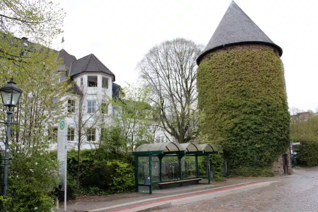 Die Bushaltestelle am Bieketurm ist bereits barrierefrei. In den nächsten Wochen folgen weitere Haltestellen im Attendorner Stadtgebiet (Foto: Hansestadt Attendorn).