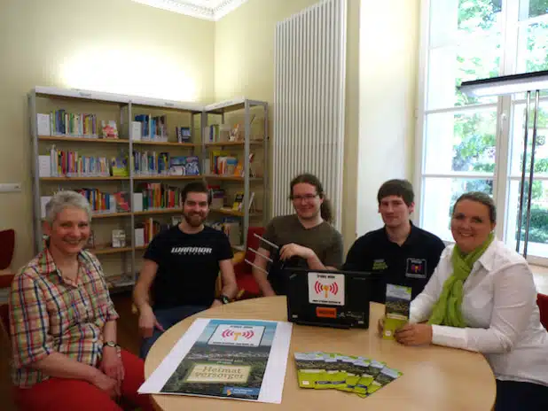 Bücherei-Zweigstellenleiterin Christa Volkmann, Jonathan Lobe (Bereich EDV der Stadt Iserlohn), Jonas Pöhler und Julian Bogdanski (beide Freifunk Iserlohn) sowie Daniela Kunert (Stadtwerke Iserlohn) starteten das erste freie WLAN für Letmathe (Foto: Stadt Iserlohn).