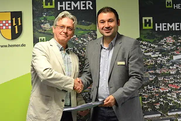 Klaus Erdmann (l.), Hemers Dezernent für Generationen und soziale Stadtentwicklung, gratuliert seinem Nachfolger zum Amtsantritt. Ertunç Deniz ist der erste türkischstämmige Jugend-amtsleiter Deutschlands (Foto: Stadt Hemer).