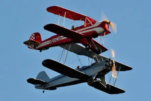 Eine Bücker 132 „Jungmann“ und der vermutlich weltweit älteste noch flugfähige „Stieglitz“ im Formationsflug (Foto: Henning Leusch).