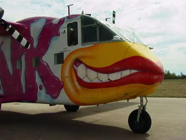 Diesem lasziven Lächeln kann kein gestandener Skydiver widerstehen. Alle lieben „Pinki“ (Foto: www.pink.at).