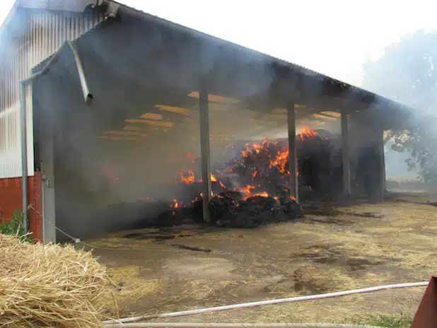 Die Scheune und die Heuballen wurden durch die Flammen zerstört (Foto: Kreispolizeibehörde Soest).