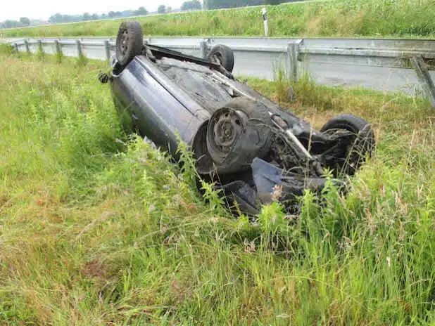 Nach dem Überschlag landete der Pkw auf dem Dach - Foto: Kreispolizeibehörde Soest