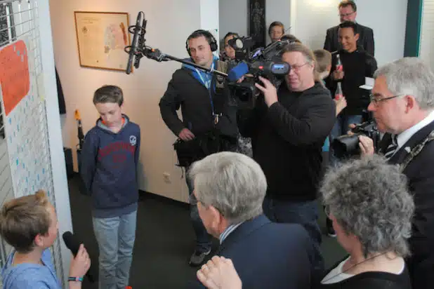 Schüler-Guides stellten die Ausstellung „Jüdisches Leben im früheren Amt Bigge“ vor (Foto: Stadt Olsberg).