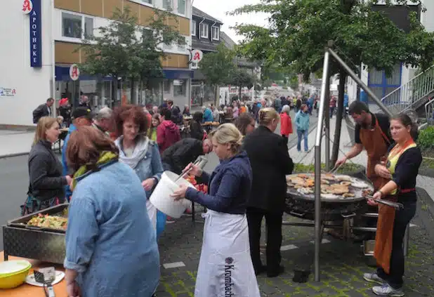 Hochbetrieb herrschte auf der Nassauischen Straße. Alle ehrenamtlich Aktiven in der Gemeinde Burbach waren zur „längsten Tafel des Siegerlandes“ eingeladen (Foto: Gemeinde Burbach).