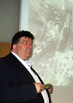 Dr. Ralf Blank vor einer Luftaufnahme des Hagener Stadtzentrums (Foto: Stadtarchiv Iserlohn).