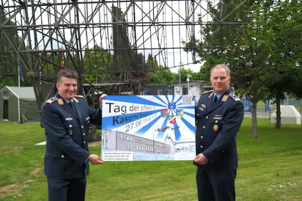 Der Standortälteste der Hachenberg-Kaserne, Oberstleutnant Lars Hoffmann (r.), und der Projektoffizier des Tages der offenen Tür, Oberstleutnant Lars Gehlhaar (l.), präsentieren das Plakat zum Tag der offenen Tür (Foto: Alexander Kehle).