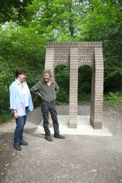 Hannes Forster erläutert Kreisdirektorin Barbara Dienstel-Kümper sein Kunstwerk (Foto: Bernadette Lange/Märkischer Kreis).