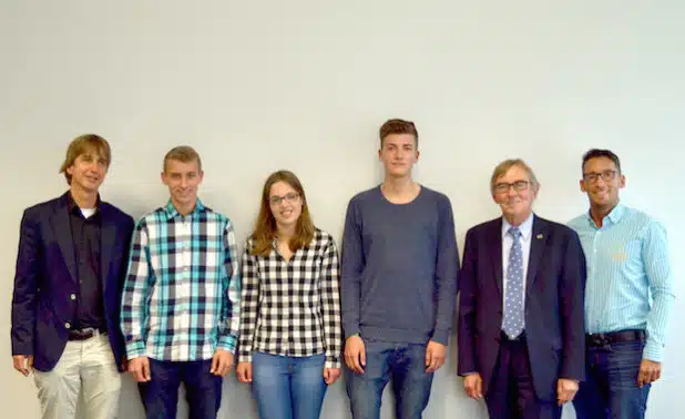 Bürgermeister Dr. Peter Paul Ahrens (2.v.r.) und die Koordinatoren des Europäischen Freiwilligendienstes Dirk Schubert (l.) und Mathias Quaschnik (r.) mit drei der vier „Europäischen Freiwilligen“: Philip Scharmentke, Laura Führer und Julian Bals (Foto: Stadt Iserlohn).