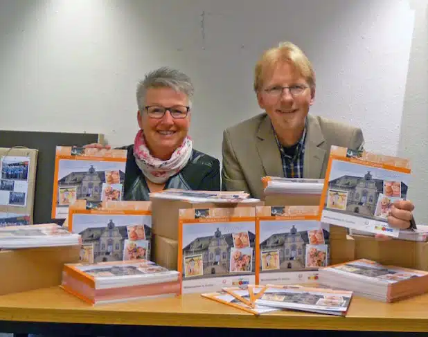 Birgit Spiekermann vom Lokalen Bündnis für Familie und Frank Osinski vom städtischen Jugend- und Familienbüro stellen den neuen Familienwegweiser vor (Foto: Stadt Lippstadt).