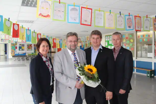 Bürgermeister Dr. Remco van der Velden (2.v.r.) verabschiedete gemeinsam mit Sigrid Hesse (l.) und Matthias Knoke (r.) Schulleiter Michael Schmidt in den wohlverdienten Ruhestand (Foto: Stadt Geseke).