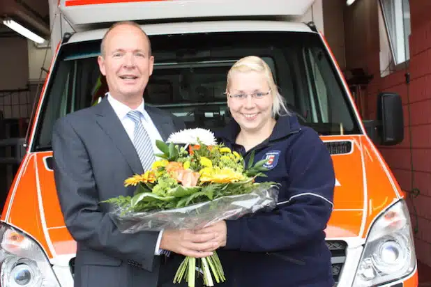 Kreisdirektor Theo Melcher überreichte Julia Hense an ihrem Arbeitsplatz einen Blumenstrauß (Foto: Kreis Olpe). 