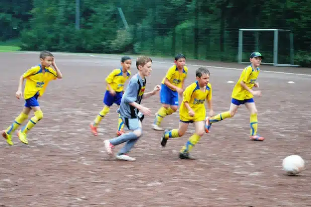 Junge Menschen aus verschiedensten Kulturen spielen gemeinsam Fußball: TuS Velmede-Bestwig und KiJu-Netz laden beim Bestwiger Gastgarten zum Streetsoccer-Turnier „Integration kicks“ (Foto: TuS Velmede-Bestwig).