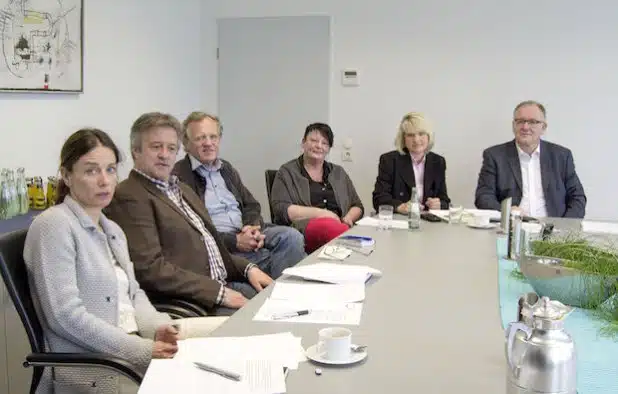 Bei der Pressekonferenz zur Wallraff-Recherche im Iserlohner Rathaus (v.l.): Anja Breer, Wolfgang Kolbe, Dr. Dieter Sinn, Elke Diekmann, Katrin Brenner und Stefan Thielemann (Foto: Stadt Iserlohn).