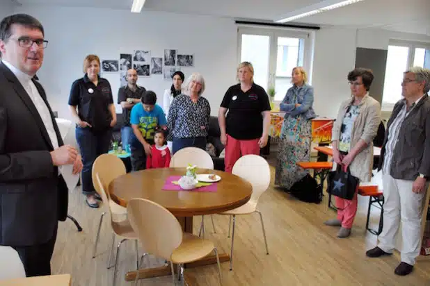 Der neue Kinder- und Jugendtreff „Mittendrin“ in Bestwig wurde jetzt durch Pfarrer Günter Eickelmann auch offiziell seiner Bestimmung übergeben (Foto: Gemeinde Bestwig).