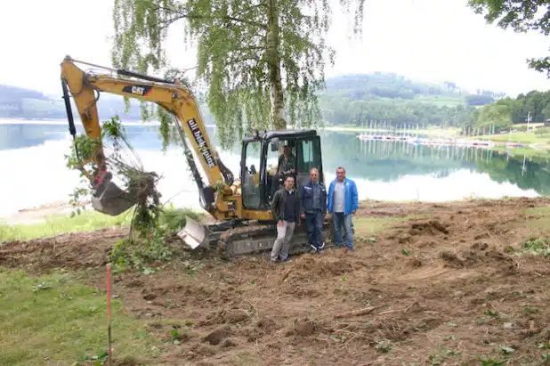 Die Arbeiten an der Kunstinsel sind schon im Gange. Rafael Czochara (re.) und Stephan Rach (li.) mit Mitarbeitern der Esloher Baufirma Biskoping (Foto: Stadt Meschede).