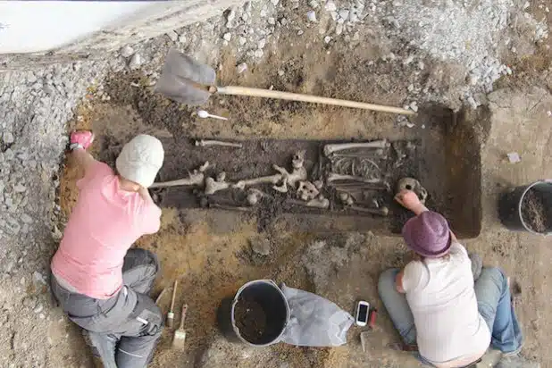 Die Archäologen bei der Untersuchung von einem der vielen Skelette (Foto: LWL/Archaeonet).