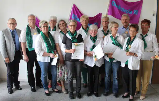 Seit 20 Jahren schenken die Grünen Damen und Herren im Diakonie Klinikum Bethesda Patienten Zuwendung und Zeit. Für ihr Engagement wurden sie nun in einem Festakt feierlich geehrt (Foto: Diakonie in Südwestfalen gGmbH).