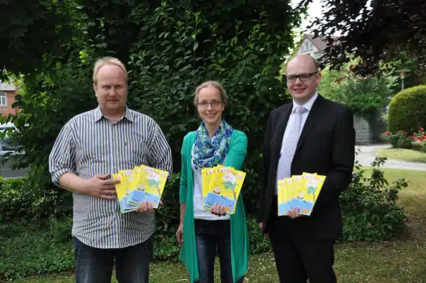 Die Organisatoren und Sponsoren des Ferienspaß 2015 Christina Wulf, Jugend- und Familienbüro der Stadt Lippstadt, Michael Berensmeier, Stadtjugendring Lippstadt e.V. und Michael Arens, Sparkasse Lippstadt, freuen sich schon auf das vielfältige Programm (Foto: Stadt Lippstadt).