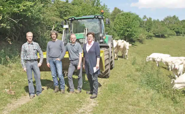 Alle Beteiligten freuten sich bei einem Ortstermin über die Ergebnisse des Projektes am Horringhausener Bach (Foto: Lukas Knothe/Märkischer Kreis).