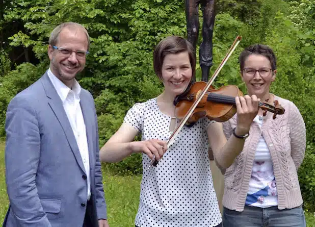 Paul Breidenstein und Edyta Pietrasch-Szyszko stellten Johanna Noetzel (M.) vor, die ab 1. August als neue Lehrkraft für Violine an der Musikschule Iserlohn unterrichten wird (Foto: Stadt Iserlohn).