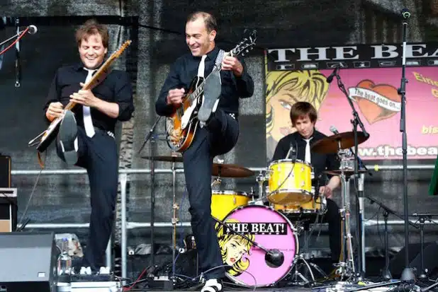 Peter Seel stand im vergangen Jahr schon mit der Beatles-Cover-Band Peteles auf der NK-live-Bühne. In diesem Jahr bringt er Chris Schmitt, Tino Moskopp und Mario Levin-Schröder mit, um es in Neunkirchen krachen zu lassen (Foto: Rolf Weingarten).