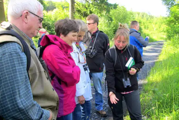 Monika Baule erläutert Kräuter am Wegesrand (Foto: SGV)