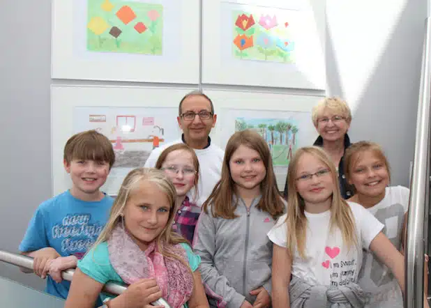Francesco Fazio (Allgemeinmediziner) und Ingrid Dlugai (Leiterin der Kunst-AG) freuen sich gemeinsam mit den Kindern der Georgschule über die willkommenen Hingucker im RIGA-RING-Ärztehaus (Foto: RIGA-RING).