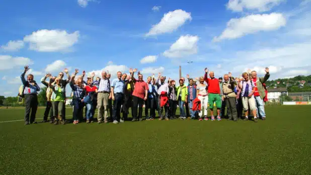 Sonnenscheinbild nach dem Eintreffen der Grenzgänger im Eichholz, auf dem Fußballplatz des SV 09 (Foto: Klaus Peters)