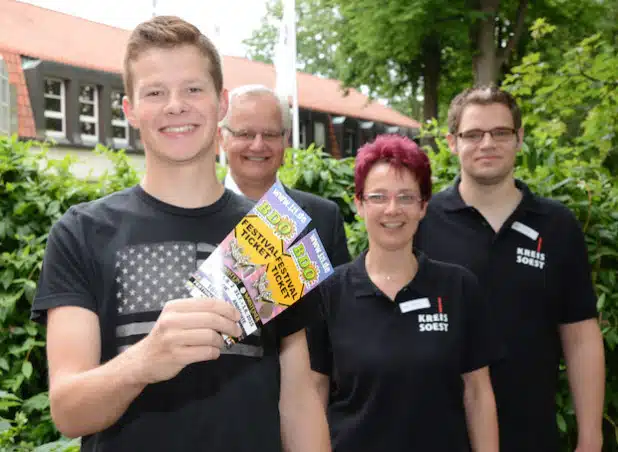 Über zwei Tickets für das "Big Day Out" Festival in Erwitte konnte sich Lennart Schulte-Overbeck freuen. Er hatte bei der Facebook-Aktion zur Messe Treffpunkt Ausbildung des Kreises mitgemacht und gewonnen (Foto: Judith Wedderwille/Kreis Soest).