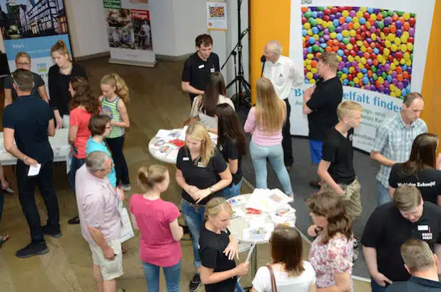 Das Interesse an Berufs- und Ausbildungsmöglichkeiten im öffentlichen Dienst lockte am Samstag, 13. Juni 2015, eine Vielzahl von Menschen ins Foyer des Kreishauses. Hatte der Kreis doch an diesem Tag zusammen mit anderen Behörden zur Messe "Treffpunkt Ausbildung" geladen (Foto: Judith Wedderwille/Kreis Soest).