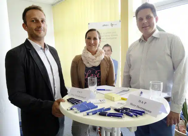 Malte Elsner (v.l.), Organisator des Job-Speed-Datings, ist mit Sarah Vanderstuyf und Björn Herrmann vom Unternehmen H&P Reststoffverwertung sehr zufrieden mit dem Ablauf der Veranstaltung (Foto: Jobcenter AHA).