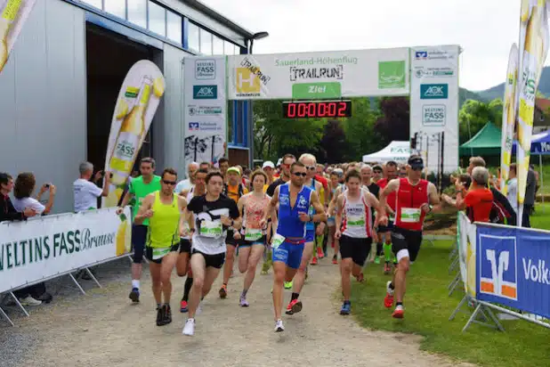 Hoch motiviert starteten die Läufer beim diesjährigen Trailrun auf dem Sauerland-Höhenflug (Foto: Skiclub Hagen-Wildewiese).