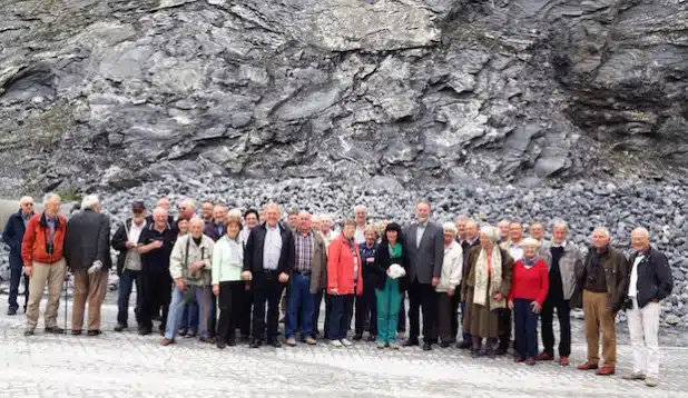 Geologie-Experten zu Besuch bei WESTKALK. Geschäftsfürher Raymund Risse (rechts von der Mitte, mit Vollbart) empfing die Wissenschaftler im Warsteiner Abbaubetrieb (Foto: WESTKALK).