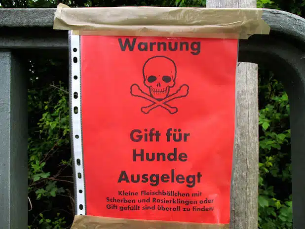 Dieses Warnschild wurde an einem Wirtschaftsweg in der Nähe des Wilnsdorfer Autohofes aufgehängt (Foto: Gemeinde Wilnsdorf).