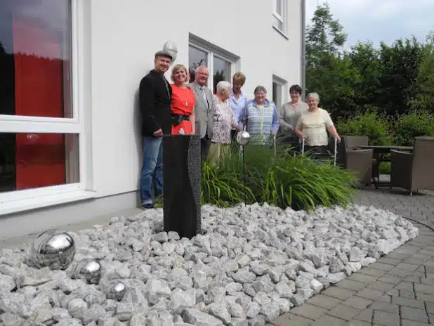 Der Altenhilfeverein Wenden mit seinem 1. Vorsitzenden Wolfram Schlüter (3.v.l.) spendete zur Errichtung eines Brunnens an das Haus Elisabeth (Foto: Katholische Hospitalgesellschaft Südwestfalen gGmbH).