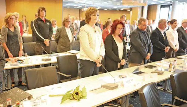 Die Kreistagsmitglieder gedachten dem am 30. April verstorbenen Geza Lang von den Bündnisgrünen. Auf dessen Platz lagen Blumen (Foto: Hendrik Klein/Märkischer Kreis).