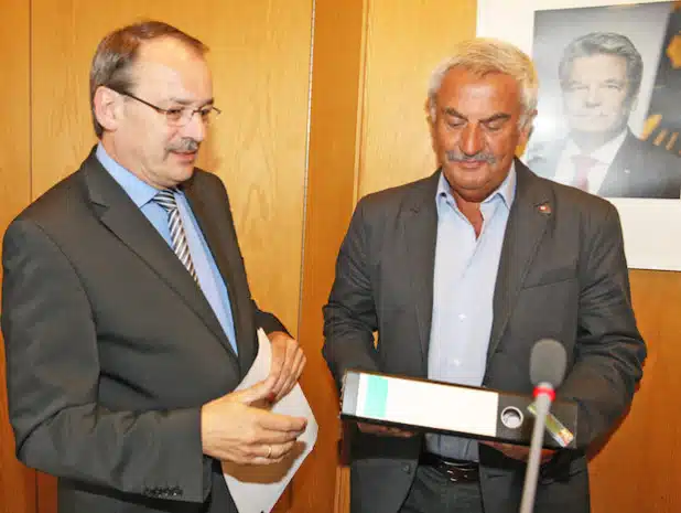 Werdohls SPD-Ratsherr Jürgen Henke (rechts) überreichte Landrat Thomas Gemke den Ordner mit den Unterschriften (Foto: Hendrik Klein/Märkischer Kreis).