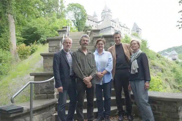 Wolfgang Graeber, Hannes Forster, Barbara Dienstel-Kümper, Stephan Sensen, Alexandra Weber (von links) im historischen Weyhe-Garten (Foto: Bernadette Lange/Märkischer Kreis).