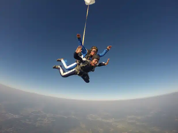 Tandemmasterin Annick Heijboer nimmt sich hoch am Himmel einen Kerl zur Brust (Foto: Marcel Leicher).