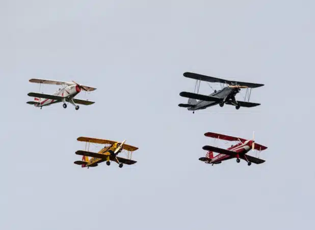 Diese vier prächtigen Doppeldecker der Oldtimergruppe „Sterntakt“ sind ein Hingucker (Foto: Elfi Jung).