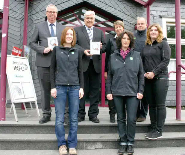 Glückwunsch zum „Service-Q-Label“: Bestwigs Bürgermeister Ralf Peus (li.) und Meschedes Bürgermeister Uli Hess (3.v.li.) mit dem Team der beiden Tourist-Informationen in Meschede und Bestwig (Foto: TAG).