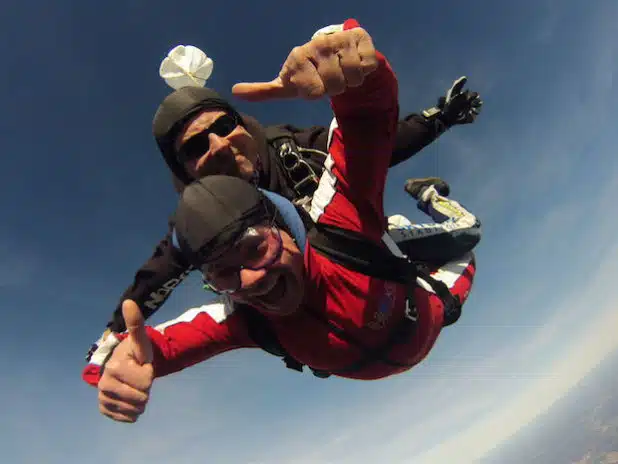 Tandemspringen macht sichtlich Spaß. Freier Fall für gute Zwecke (Foto: Skydive Westerwald).