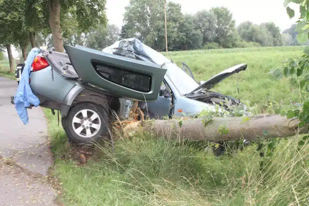 Der Fahrer kam mit schweren Verletzungen in ein Krankenhaus. Das Fahrzeug war Totalschaden (Foto: Kreispolizeibehörde Soest).